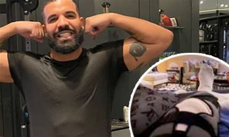 drake bulge|Drake Shows Off His Biceps, But Thats Not What People